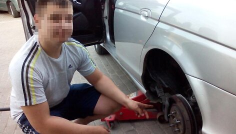 Automobilyje &bdquo;Jaguar S-Type&ldquo; įrengtose slėptuvėse aptiktos cigaretės