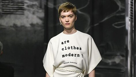 &bdquo;Christian Dior&ldquo; 2019&ndash;2020 m. rudens ir žiemos auk&scaron;tosios mados kolekcijos modelis