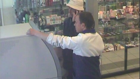 Bankomatų vaizdo kameros užfiksavo įtariamus sukčius