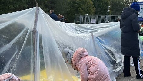 Prie Rusijos ir Estijos sienos pabėgėliai stato palapines