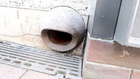 &Scaron;iame vamzdyje buvo įstrigęs kačiukas