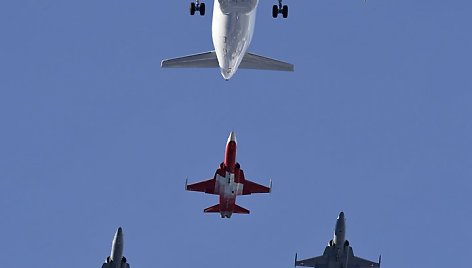 Šveicarijos oro pajėgų akrobatų komandos „Patrouille Suisse“ lydimas lėktuvas „Airbus A320“ 