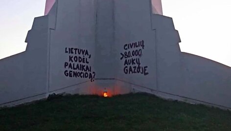 Ant Trijų Kryžių paminklo &ndash; užra&scaron;ai dėl genocido Gazoje