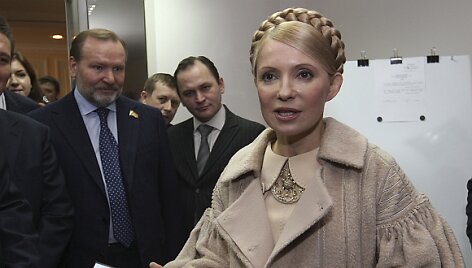 Julija Tymo&scaron;enko demonstruoja kandidatės į prezidento postą pažymėjimą.