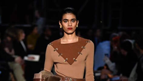 &bdquo;Burberry&ldquo; 2019&ndash;2020 m. rudens ir žiemos kolekcijos modelis