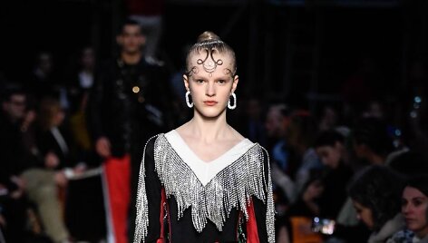 &bdquo;Burberry&ldquo; 2019&ndash;2020 m. rudens ir žiemos kolekcijos modelis