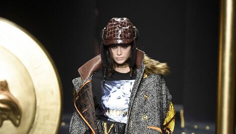 &bdquo;Versace&ldquo; 2019&ndash;2020 m. rudens ir žiemos kolekcijos modelis: Kaia Gerber