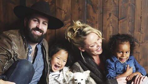 Katherine Heigl ir Joshas Kelley su dukromis Naleigh ir Adelaide