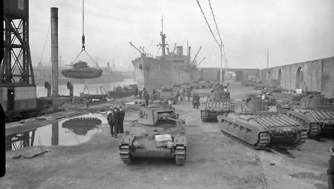 Liverpulio dokuose išsiuntimui į Sovietų Sąjungą kraunami britų tankai „Matilda“. (1941 m. spalio 17 d.)