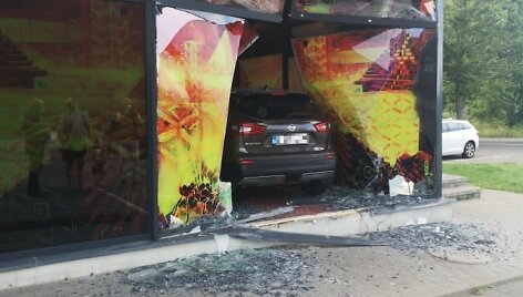 Vilniuje automobilis įvažiavo į prekybos centro pastatą.