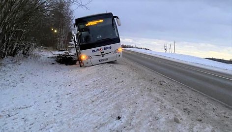 Vėjas nuo kelio netoli Alytaus nupūtė autobusą
