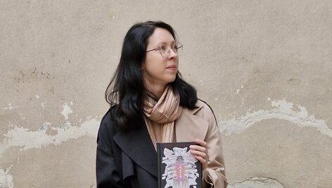 Indrė Motiejūnaitė su knyga
