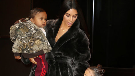 Kim Kardashian su vaikais North ir Saintu (2017 m.)