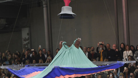 &bdquo;Issey Miyake&ldquo; 2020 m. pavasario ir vasaros kolekcijos modelis