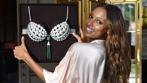 Jasmine Tookes su 3 mln. JAV dolerių vertės „Bright Night Fantasy Bra“ liemenėle