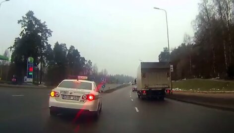 Policijos automobilis kerta i&scaron;tisinę liniją