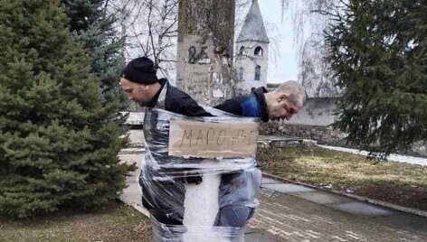 Ukrainoje plė&scaron;ikai ri&scaron;ami prie gėdos stulpų