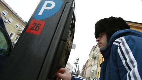 Siūloma mažinti automobilių rezervavimo kainą mėnesiui.