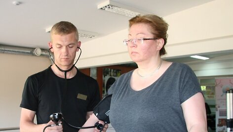 Sporto medicinos gyd. Kęstutis Linkus tikrina projekto &bdquo;Lieknėju&ldquo; dalyves.