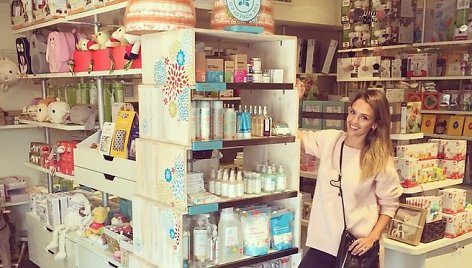 Jessica Alba prie savo produktų „Honest“ lentynos vaikiškų prekių parduotuvėje