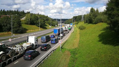 Kaune dėl remontuojamo tilto nusidriekia automobilių spūstys