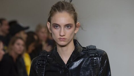 &bdquo;Olivier Theyskens&ldquo; 2019 m. pavasario ir vasaros kolekcijos modelis