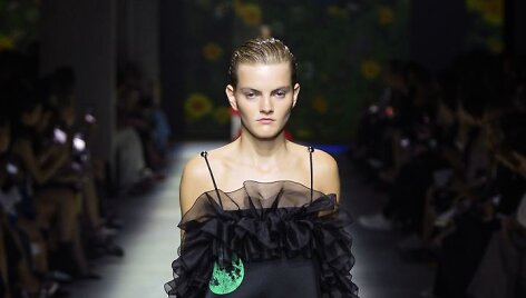 &bdquo;Christopher Kane&ldquo; 2020 m. pavasario ir vasaros kolekcijos modelis