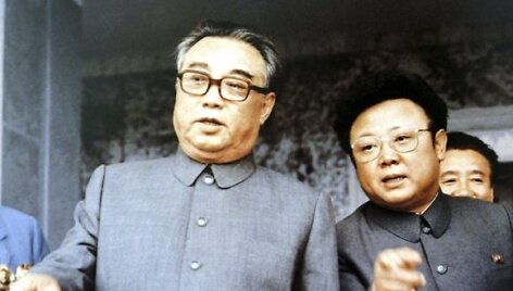 Kim Il-Sungas (kairėje), su sūnumi Kim Jong-Ilu (1983 m. rugsėjis)