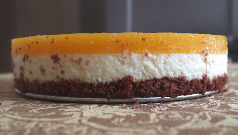 Persikų tortas su var&scaron;ke