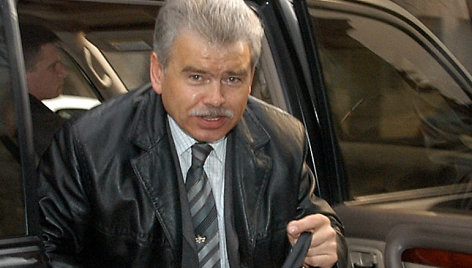 Rusų verslininkais Jurijus Borisovas atvykstą į teismo posėdį 2004 metų kovo 25 d.
