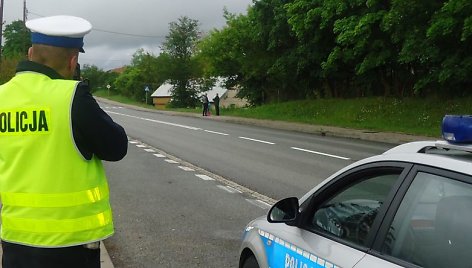 Lenkijos policija matuoja greitį.