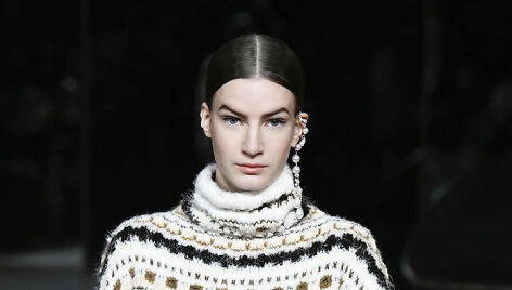 &bdquo;Prabal Gurung&ldquo; 2020&ndash;2021 m. rudens ir žiemos kolekcijos modelis