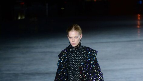 &bdquo;Saint Laurent&ldquo; 2018 m. pavasario ir vasaros kolekcijos modelis