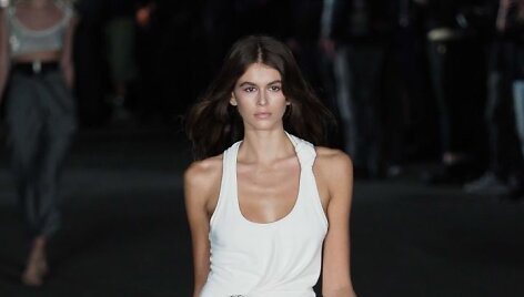 &bdquo;Alexander Wang&ldquo; 2018 m. pavasario ir vasaros kolekcijos modelis