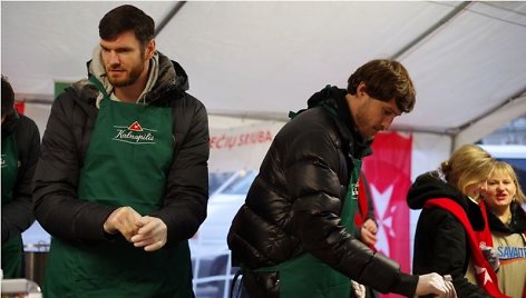 Broliai Lavrinovičiai ir Simas Jasaitis labdaros akcijoje „Maltiečių sriuba“