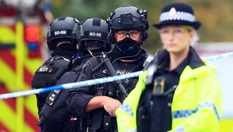 Britų policija po i&scaron;puolio prie&scaron; sinagogą / PAUL CURRIE / AFP