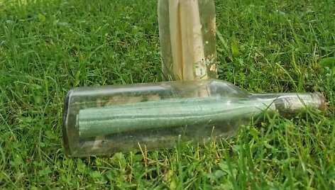 Baltuosiuose mūruose aptikti du buteliai. Viename lai&scaron;kas ateities kartoms, o kitame &ndash; knygelė su informacija. 