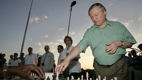 A.Karpovas žais šachmatais su kaliniais