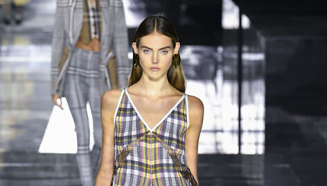 &bdquo;Burberry&ldquo; 2020&ndash;2021 m. rudens ir žiemos kolekcijos modelis
