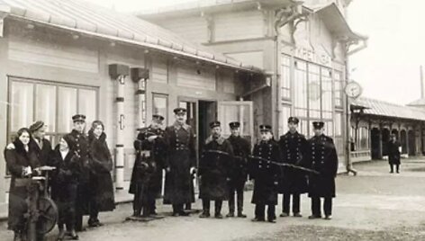 Kretingos geležinkelio stoties darbuotojai perone XX a. 4-as de&scaron;. Lietuvos geležinkelių muziejaus nuotr.
