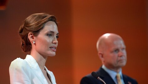 Aktorė Angelina Jolie ir Jungtinės Karalystės užsienio reikalų sekretorius Williamas Hague'as
