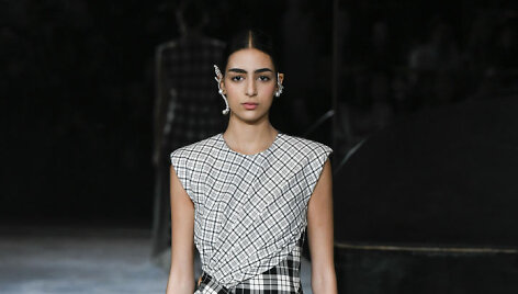 &bdquo;Prabal Gurung&ldquo; 2020&ndash;2021 m. rudens ir žiemos kolekcijos modelis