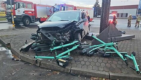 Panevėžyje susidūrė du automobiliai, vairuotojai i&scaron;vežti į ligoninę