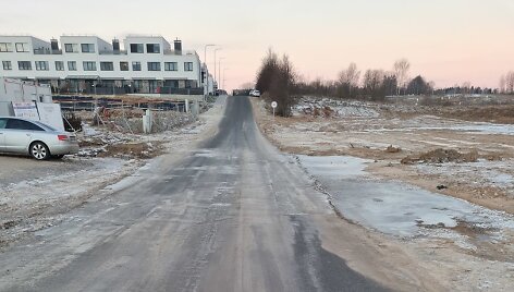 Nuslūgęs vanduo ant kelio Bendorėlių alėjoje