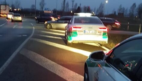 Mažeikių rajone sustabdytas girtas vairuotojas pasiūlė ky&scaron;į