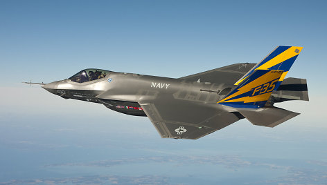 JAV naikintuvas „F-35C Lightning II“ atlieka bandomąjį skrydį 2011 metais.