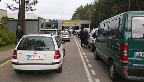 Automobilių eilės prie &bdquo;Regitros&ldquo; Vilniuje
