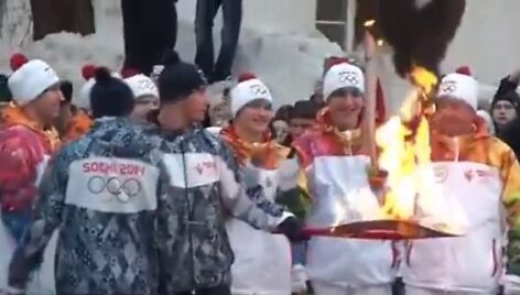 Atvira liepsna deganti olimpinė ugnis