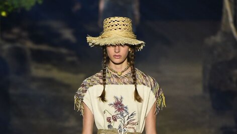 &bdquo;Dior&ldquo; 2020 m. pavasario ir vasaros kolekcijos modelis