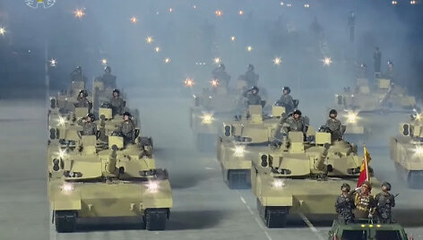 Parade demonstruoti &Scaron;iaurės Korėjos tankai